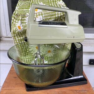 General Electric Pale Green Classic Stand Mixer with Textured Glass Bowl